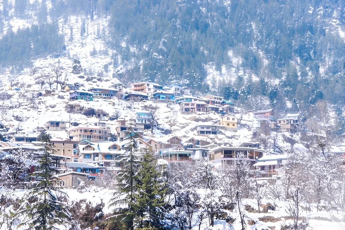 Experience a Snowy Wonderland: Manali in January