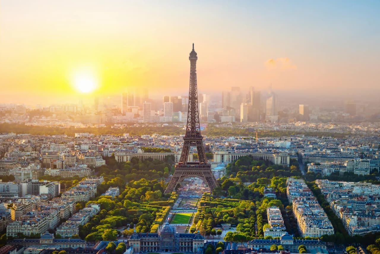 Romantic Europe - Eiffel, Grand Palace & Dutch Delights