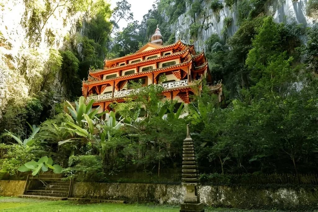 Sam Poh Tong Temple