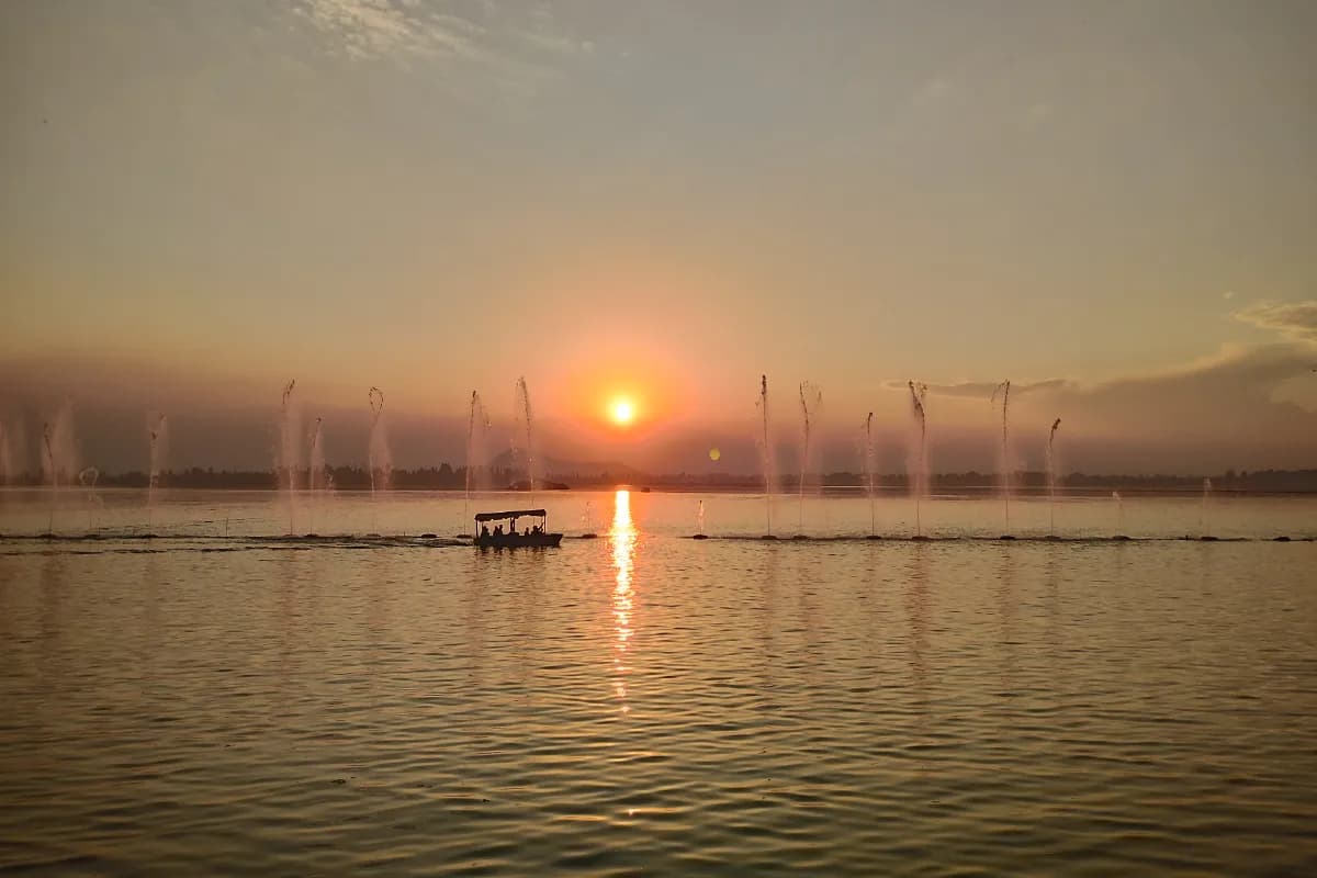 Nigeen Lake
