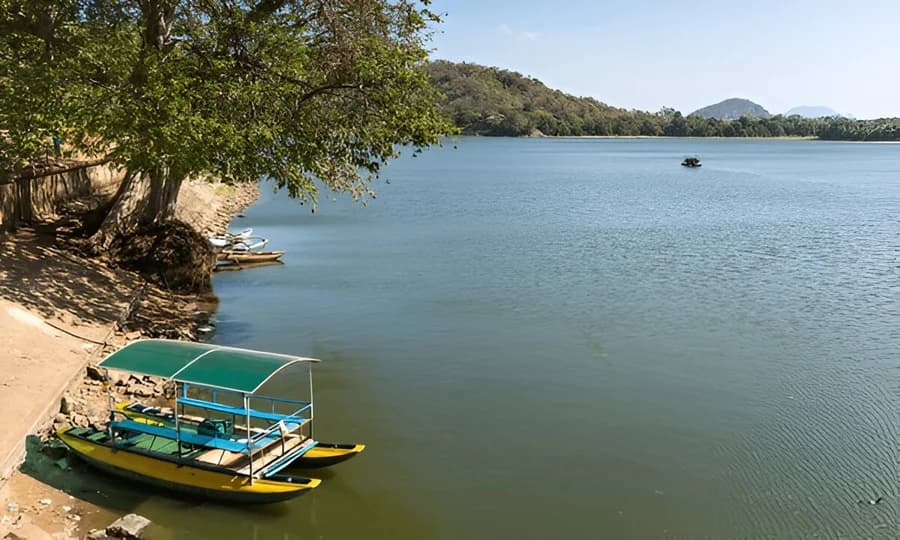 Mahiyanganaya Sorabora Lake