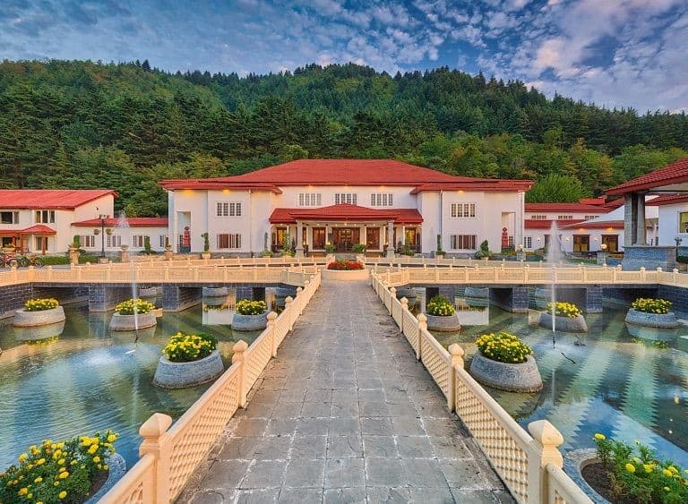 Top 5 Star Hotels in Kashmir for a Luxurious Vacation